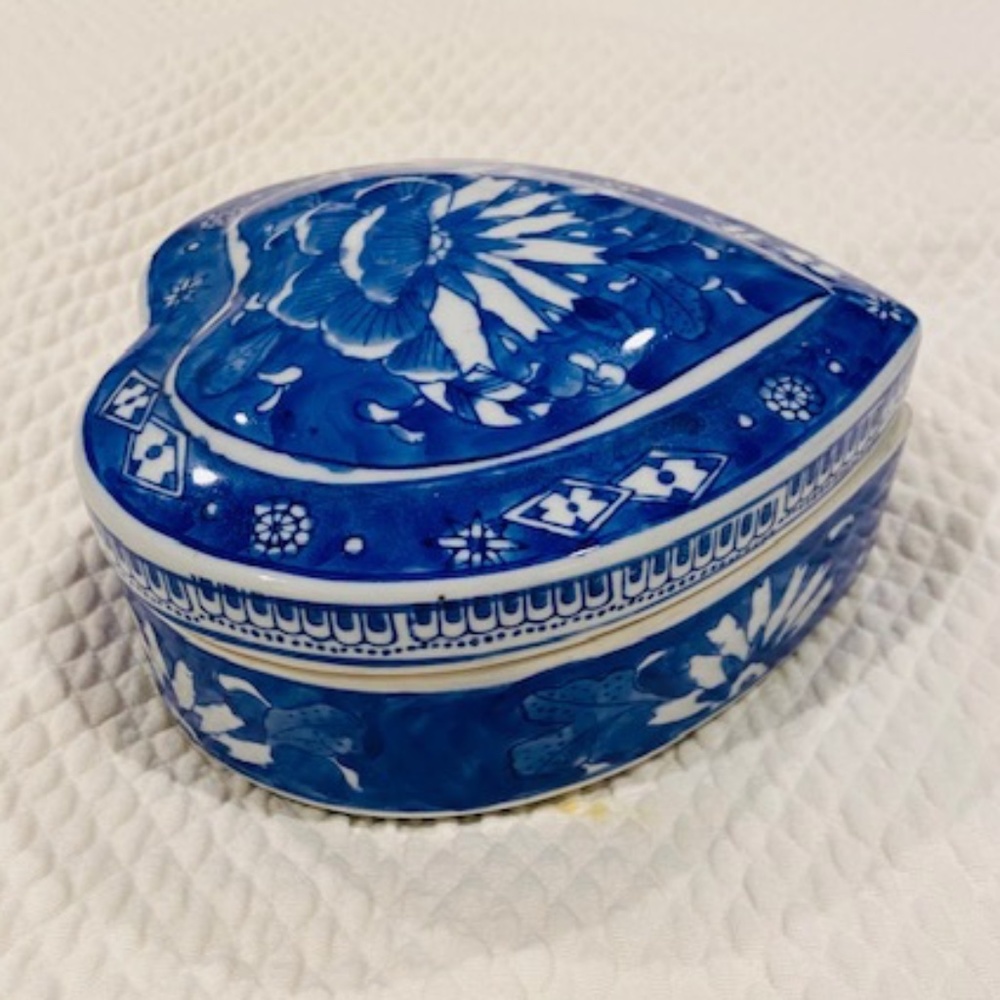 D4-Blue & White Chinoiserie Heart Lidded Box - Picture 2 of 8